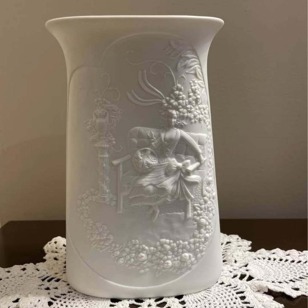LIKE NEW - Kaiser Germany romantic pastoral vase #0316 (approx 8.5 inches tall)